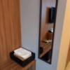 ホテル大山(新宿区/ラブホテル)の写真『306号室　棚の端にバスタオル二枚と足ふきマット　ここにも鏡が付いていました。』by angler