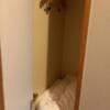 ホテル大山(新宿区/ラブホテル)の写真『306号室　ドア横にクロゼット　中に掛け布団』by angler
