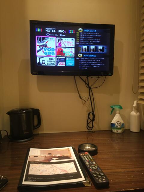 HOTEL UNO(ウノ)(川口市/ラブホテル)の写真『301号室 ベッドサイドのテレビ』by 92魔