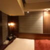 HOTEL GOLD(ホテル ゴールド)(川崎市川崎区/ラブホテル)の写真『501号室の照明　やや暗い』by angler