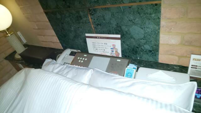 HOTEL VIENNE 宇都宮(ホテル ヴィエンヌ）(宇都宮市/ラブホテル)の写真『210号室　ベッド付近の照明コントローラー』by ドレ狐