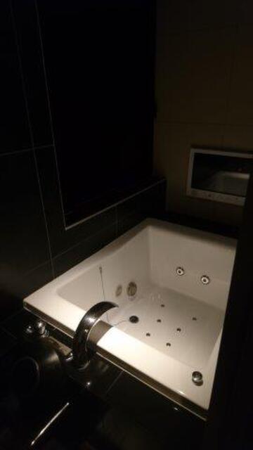HOTEL IROHA（イロハ）(港区/ラブホテル)の写真『207号室（浴室入口から奥方向）』by 格付屋