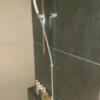 HOTEL IROHA（イロハ）(港区/ラブホテル)の写真『207号室（浴室シャワー部分。スライド固定式でヘッドは壁向き）』by 格付屋