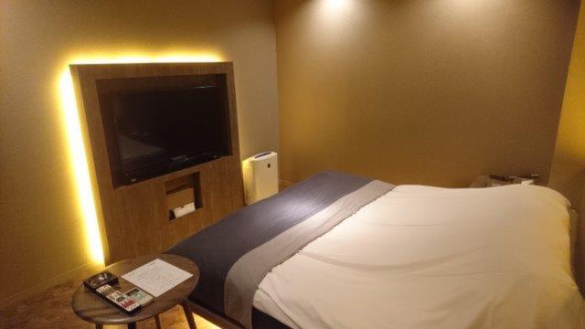 HOTEL IROHA（イロハ）(港区/ラブホテル)の写真『207号室（入口横から部屋奥方向）』by 格付屋