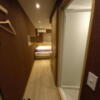 ホテル 小山 (KOYAMA）(新宿区/ラブホテル)の写真『204号室　ドア側からの室内　右手前はバスルーム』by angler