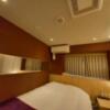 ホテル 小山 (KOYAMA）(新宿区/ラブホテル)の写真『204号室　足元側から天井照明　眩しくないけれど明るい。』by angler