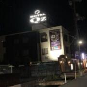 ホテル Qz(クージー)(岡山市/ラブホテル)の写真『夜の外観』by まさおJリーグカレーよ