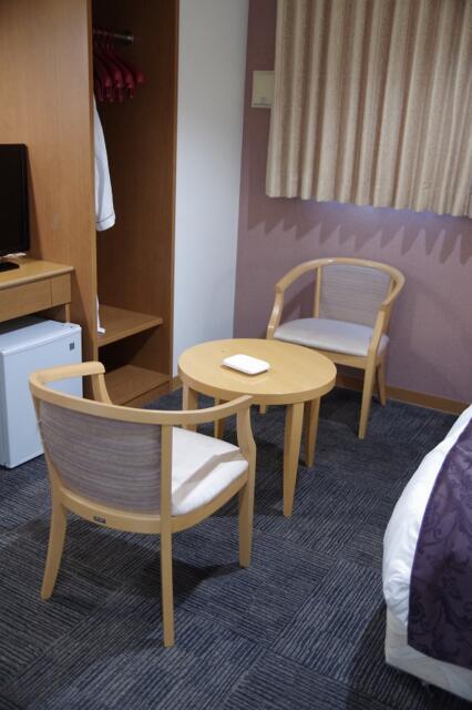 HOTELプレジール立川(立川市/ラブホテル)の写真『509号室　チェアとテーブル』by マーケンワン