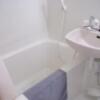 HOTELプレジール立川(立川市/ラブホテル)の写真『509号室　浴槽と洗面台』by マーケンワン