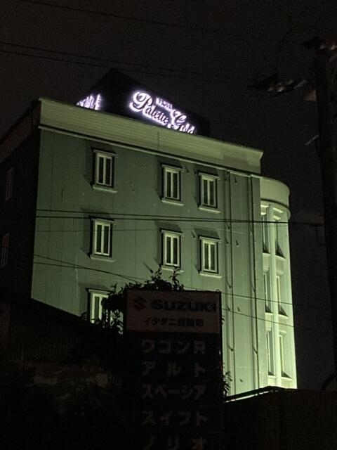 ホテルパレットゴールド(倉敷市/ラブホテル)の写真『夜の外観』by まさおJリーグカレーよ