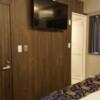 ホテル大山(新宿区/ラブホテル)の写真『305号室 テレビなど(テレビの右が浴室、左がトイレ)』by 舐めたろう