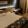 ホテル大山(新宿区/ラブホテル)の写真『305号室 部屋全景②(ベッドが広いですが、枕が1つであることからお分かりと思いますけど、ここ、シングルルームです)』by 舐めたろう
