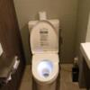 ホテル大山(新宿区/ラブホテル)の写真『305号室 トイレ(電動で開閉する便座など最新式なんですが、その費用をVODに回せなかったか笑)』by 舐めたろう