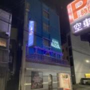 HOTEL AQUA (アクア)(広島市中区/ラブホテル)の写真『夜の外観』by まさおJリーグカレーよ