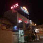 HOTEL VILLAMARIN（ヴィラマリン）(広島市南区/ラブホテル)の写真『夜の外観』by まさおJリーグカレーよ