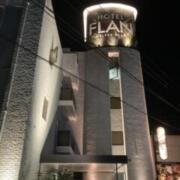 HOTEL FLAN（フラン）(広島市安芸区/ラブホテル)の写真『夜の外観』by まさおJリーグカレーよ
