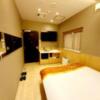 ホテル 小山 (KOYAMA）(新宿区/ラブホテル)の写真『101号室 ベッドから入り口側を見た全景』by angler