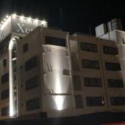 HOTEL Xenia（ジーニア）滝野社店(加東市/ラブホテル)の写真『夜の外観』by まさおJリーグカレーよ