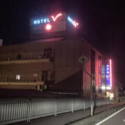 ホテル V(加古川市/ラブホテル)の写真『夜の外観』by まさおJリーグカレーよ