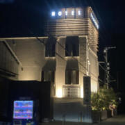 HOTEL FEATHER（フェザー）(加古川市/ラブホテル)の写真『夜の外観』by まさおJリーグカレーよ