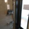 HOTEL KARUTA 赤坂(港区/ラブホテル)の写真『503号室（内風呂シャワー部分、扉の奥は露天）』by 格付屋