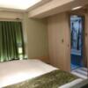 HOTEL KARUTA 赤坂(港区/ラブホテル)の写真『503号室（入口横から部屋奥方向）』by 格付屋