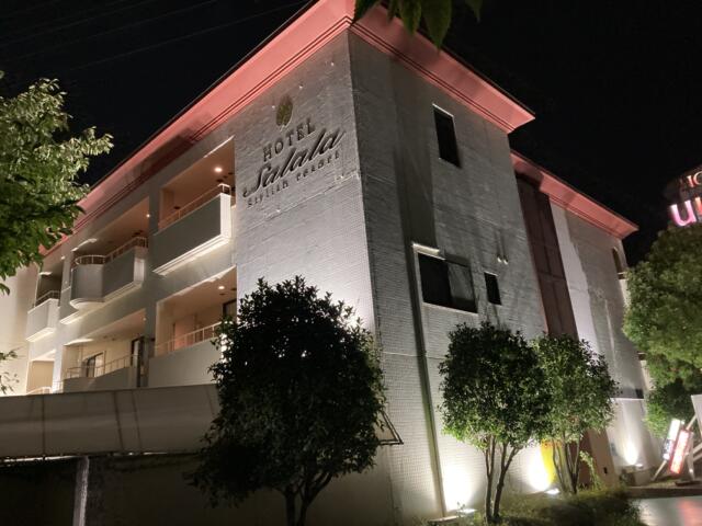 ホテル サララ(神戸市西区/ラブホテル)の写真『夜の外観』by まさおJリーグカレーよ