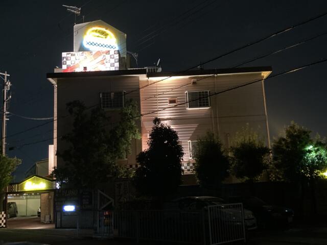 ホテル ル・ショコラ(神戸市西区/ラブホテル)の写真『夜の外観』by まさおJリーグカレーよ