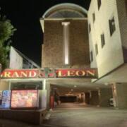ホテルGRAND LEON（グランレオン）(全国/ラブホテル)の写真『昼過ぎの外観②』by 少佐