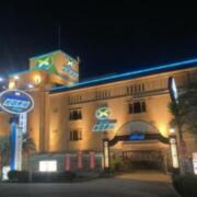 ホテル スイング茨木(茨木市/ラブホテル)の写真『夜の外観』by まさおJリーグカレーよ