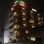 HOTEL SUN ROAD（サンロード）(茨木市/ラブホテル)の写真『夜の外観』by まさおJリーグカレーよ