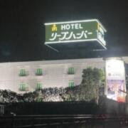 ホテルリープハーバー枚方(枚方市/ラブホテル)の写真『夜の外観』by まさおJリーグカレーよ