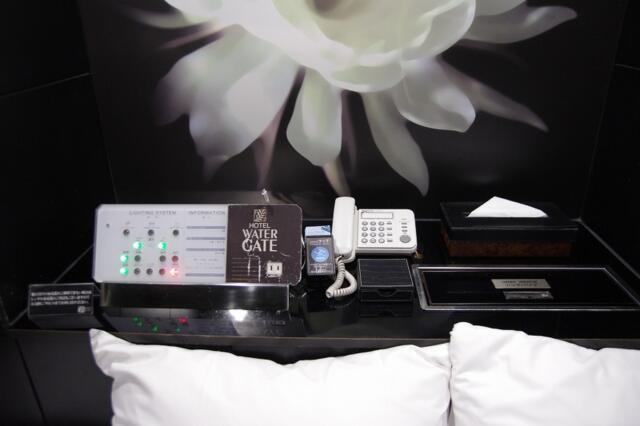 ウォーターゲート川口(川口市/ラブホテル)の写真『407号室　枕元の設備』by マーケンワン