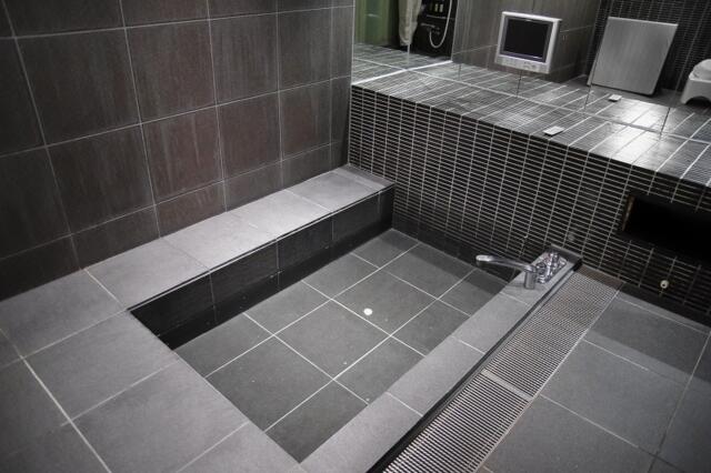 ウォーターゲート川口(川口市/ラブホテル)の写真『407号室　温泉かプールのような浴槽』by マーケンワン