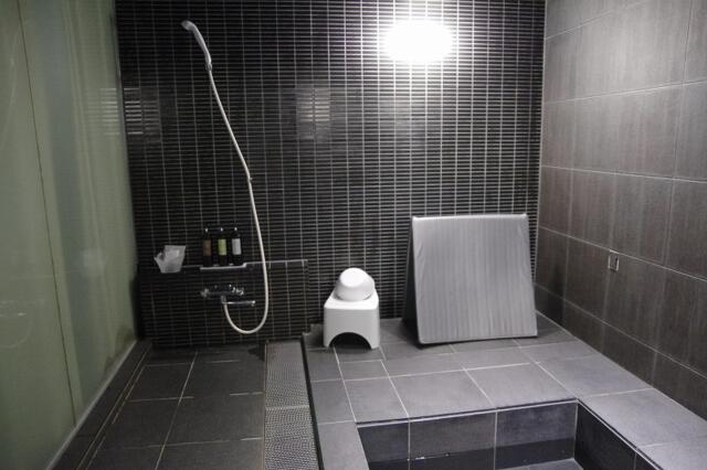 ウォーターゲート川口(川口市/ラブホテル)の写真『407号室　浴室内、シャワーとマット』by マーケンワン