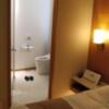 アペルト(豊島区/ラブホテル)の写真『905号室　ベッドの横にトイレと浴室のドアがあります』by 弓使い