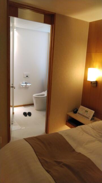 アペルト(豊島区/ラブホテル)の写真『905号室　ベッドの横にトイレと浴室のドアがあります』by 弓使い