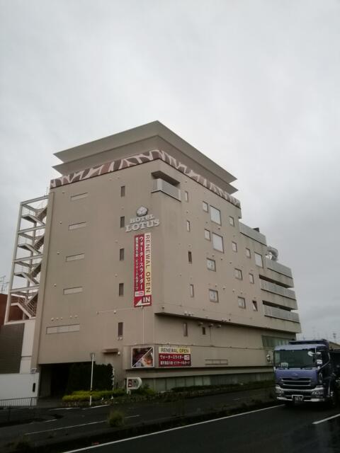 HOTEL LOTUS千葉(八千代市/ラブホテル)の写真『昼の外観です。(21,8)』by キジ