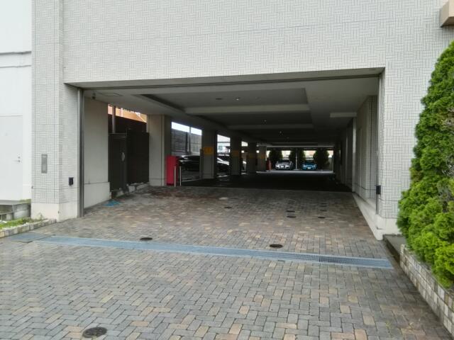 HOTEL LOTUS千葉(八千代市/ラブホテル)の写真『建物下の駐車場です。(21,8)』by キジ