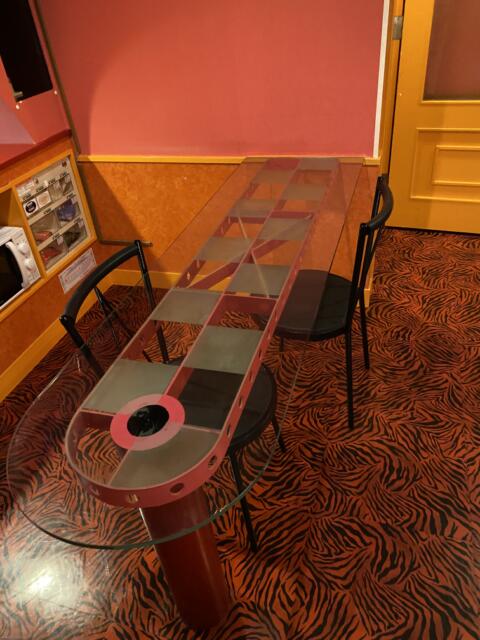 愛花夢(アイカム)(小田原市/ラブホテル)の写真『215号室(テーブル、イス)』by こねほ