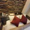 Petit Bali　新大久保(新宿区/ラブホテル)の写真『204号室　枕元。いろいろ置いてある。部屋が狭いのでかえってごちゃごちゃ感が。』by angler