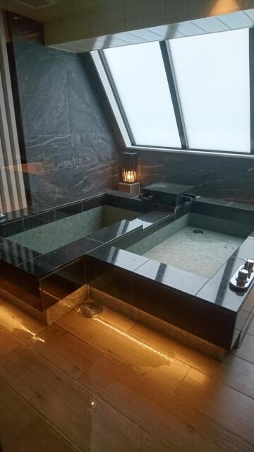 HOTEL KARUTA 赤坂(港区/ラブホテル)の写真『701号室（浴室入口から奥方向）』by 格付屋