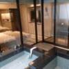 HOTEL KARUTA 赤坂(港区/ラブホテル)の写真『701号室（浴室奥から入口方向）』by 格付屋