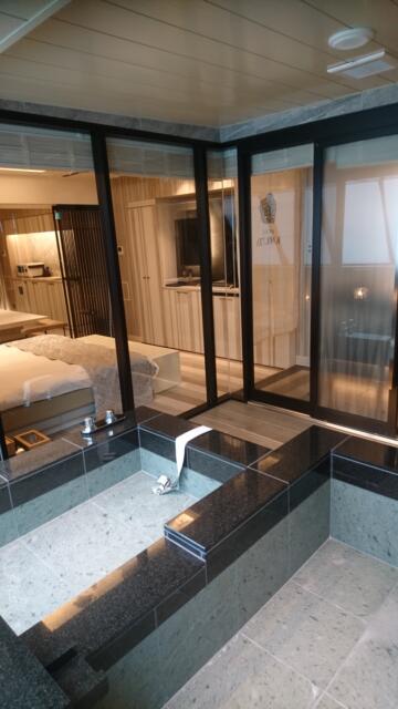 HOTEL KARUTA 赤坂(港区/ラブホテル)の写真『701号室（浴室奥から入口方向）』by 格付屋