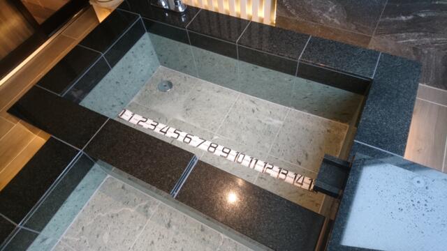 HOTEL KARUTA 赤坂(港区/ラブホテル)の写真『701号室（ツイン岩風呂の深い方は幅150㎝）』by 格付屋