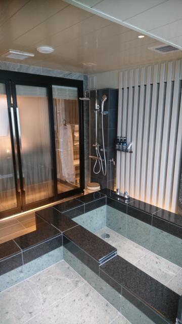 HOTEL KARUTA 赤坂(港区/ラブホテル)の写真『701号室（浴室奥からシャワー方向）』by 格付屋