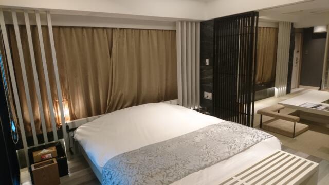 HOTEL KARUTA 赤坂(港区/ラブホテル)の写真『701号室（寝室奥から入口方向）』by 格付屋