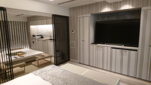 HOTEL KARUTA 赤坂(港区/ラブホテル)の写真『701号室（寝室奥から入口横方向）』by 格付屋