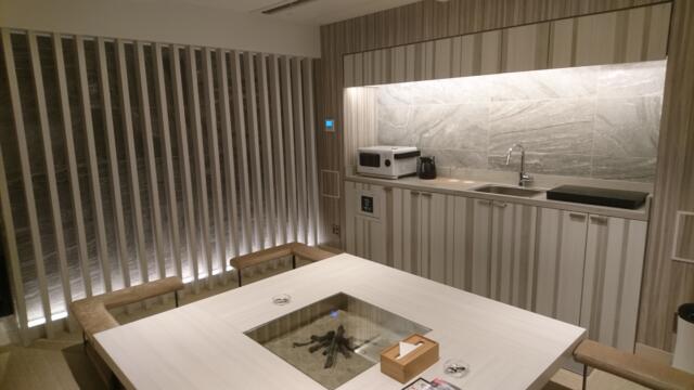 HOTEL KARUTA 赤坂(港区/ラブホテル)の写真『701号室（居間奥から入口横方向）』by 格付屋