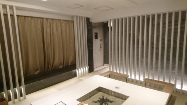 HOTEL KARUTA 赤坂(港区/ラブホテル)の写真『701号室（居間奥から入口方向）』by 格付屋